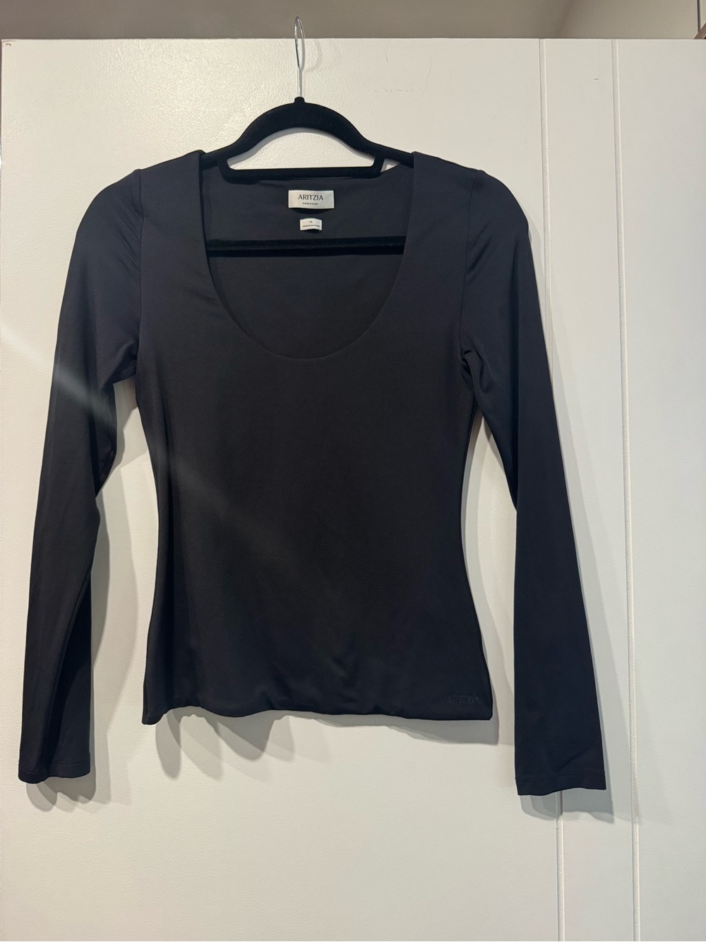 Aritzia - Contour Black Scoop Neck Long Sleeve Top